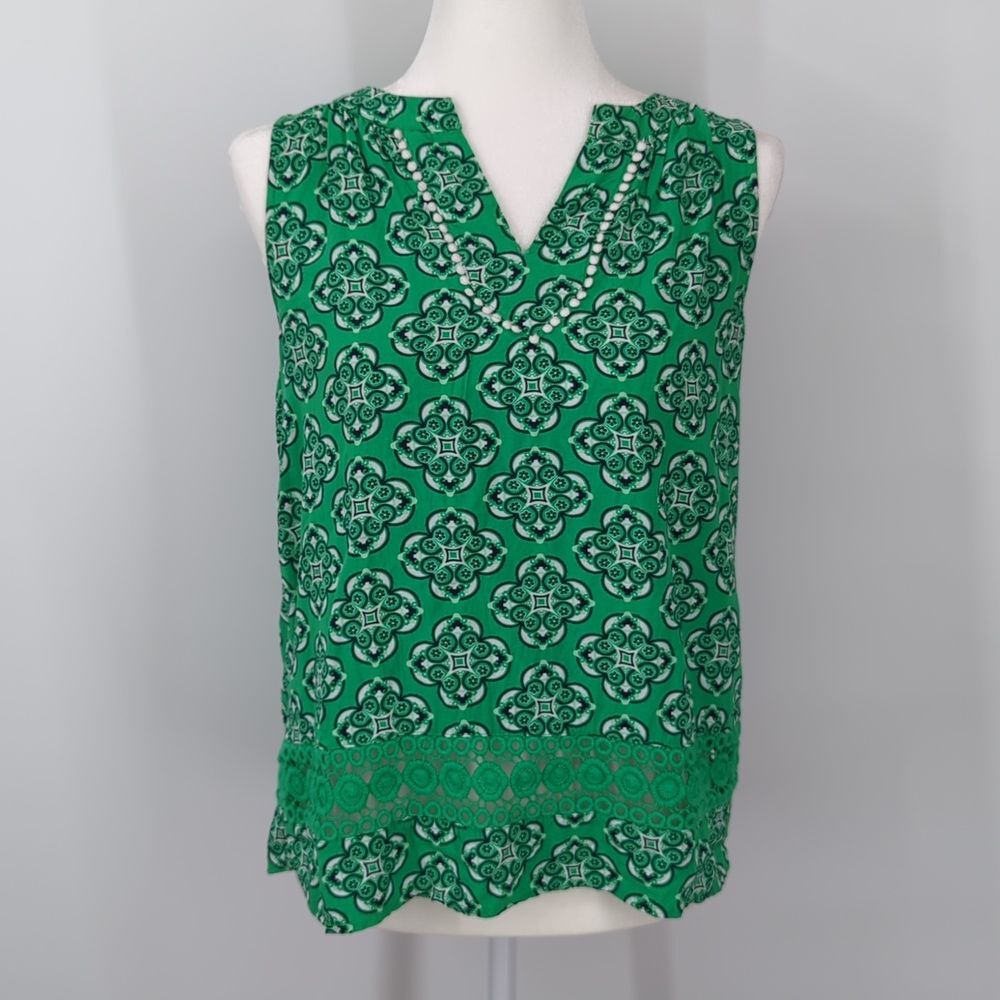 Crown & Ivy Kelly Green Geometric Sleeveless V-Neck Blouse Crochet Lace XS